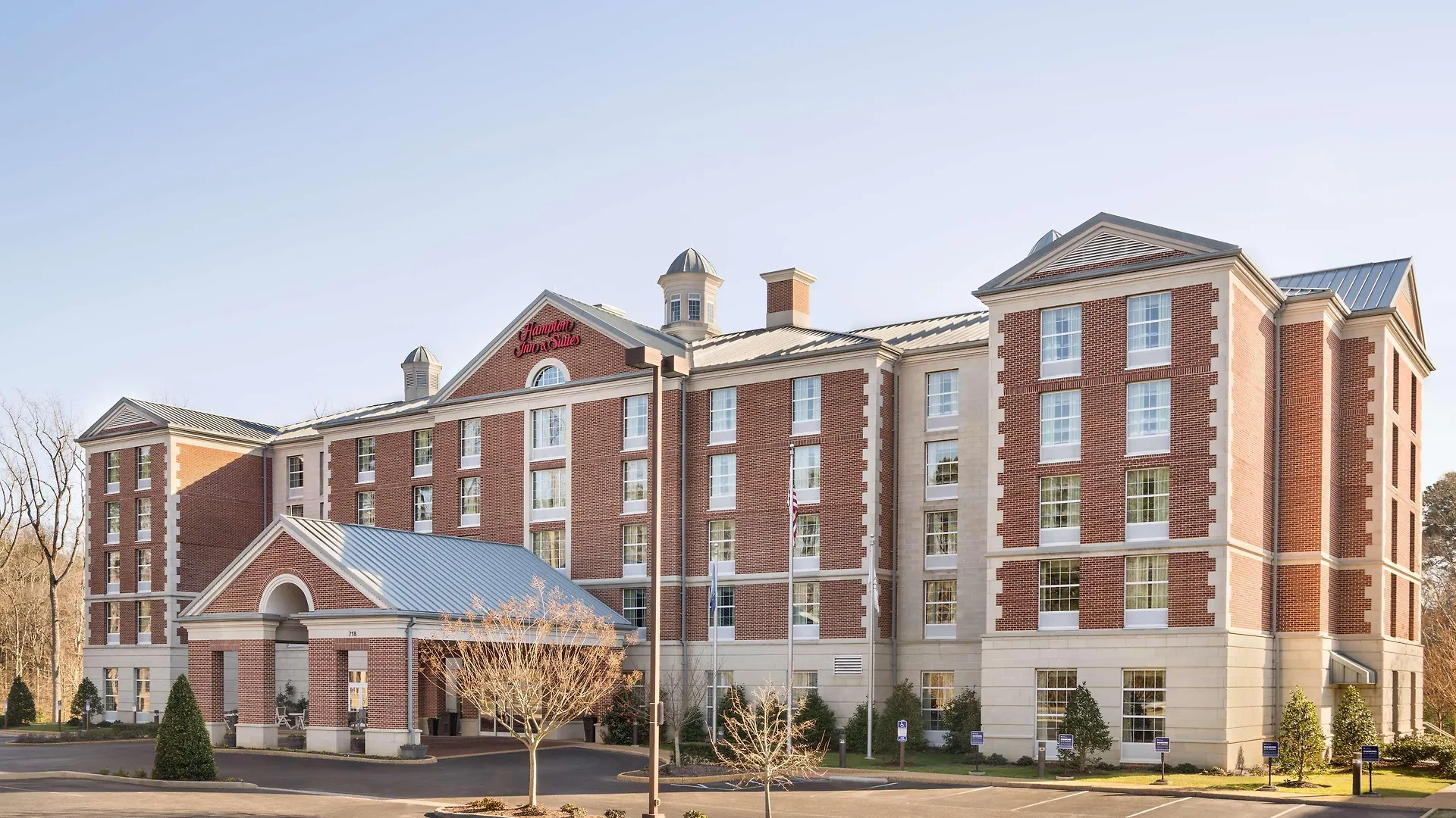 5 Smart Business Hotels Near AMF Bowling Center Worth Booking