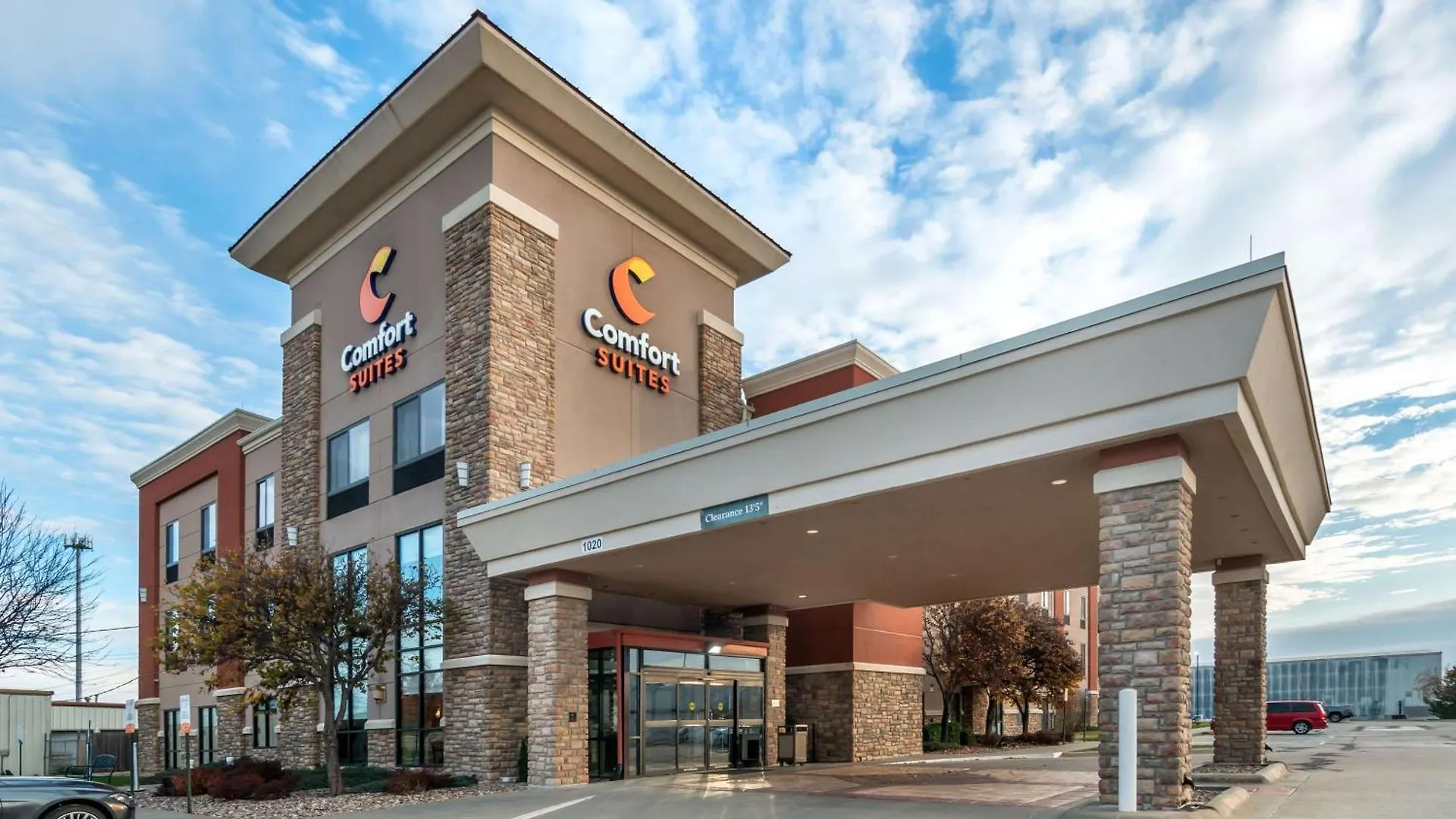 Staying Near Stagg Hill Golf Course: 5 Business Hotels Compared