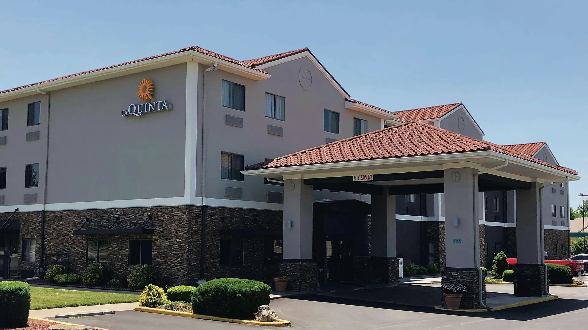 Staying Near The Town Mall: 4 Business Hotels Compared
