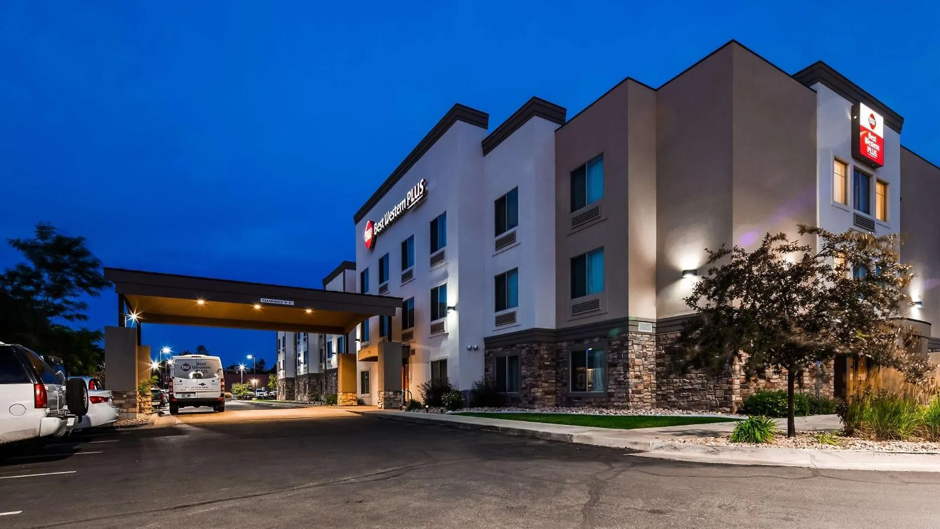 4 Hotels Near International Peace Gardens That Stand Out