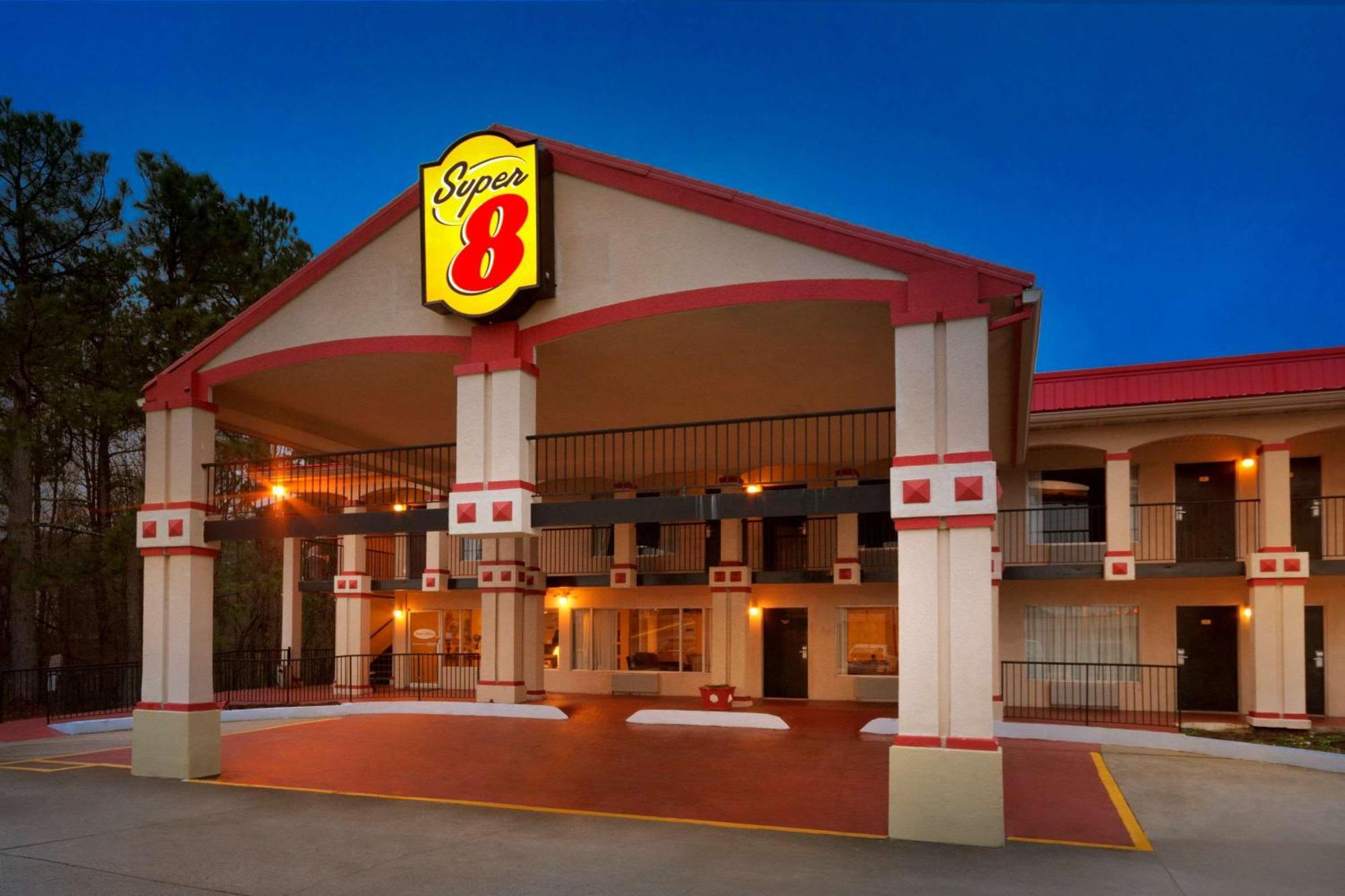 6 Smart Airport Hotels Near Science and Religion Course Worth Booking