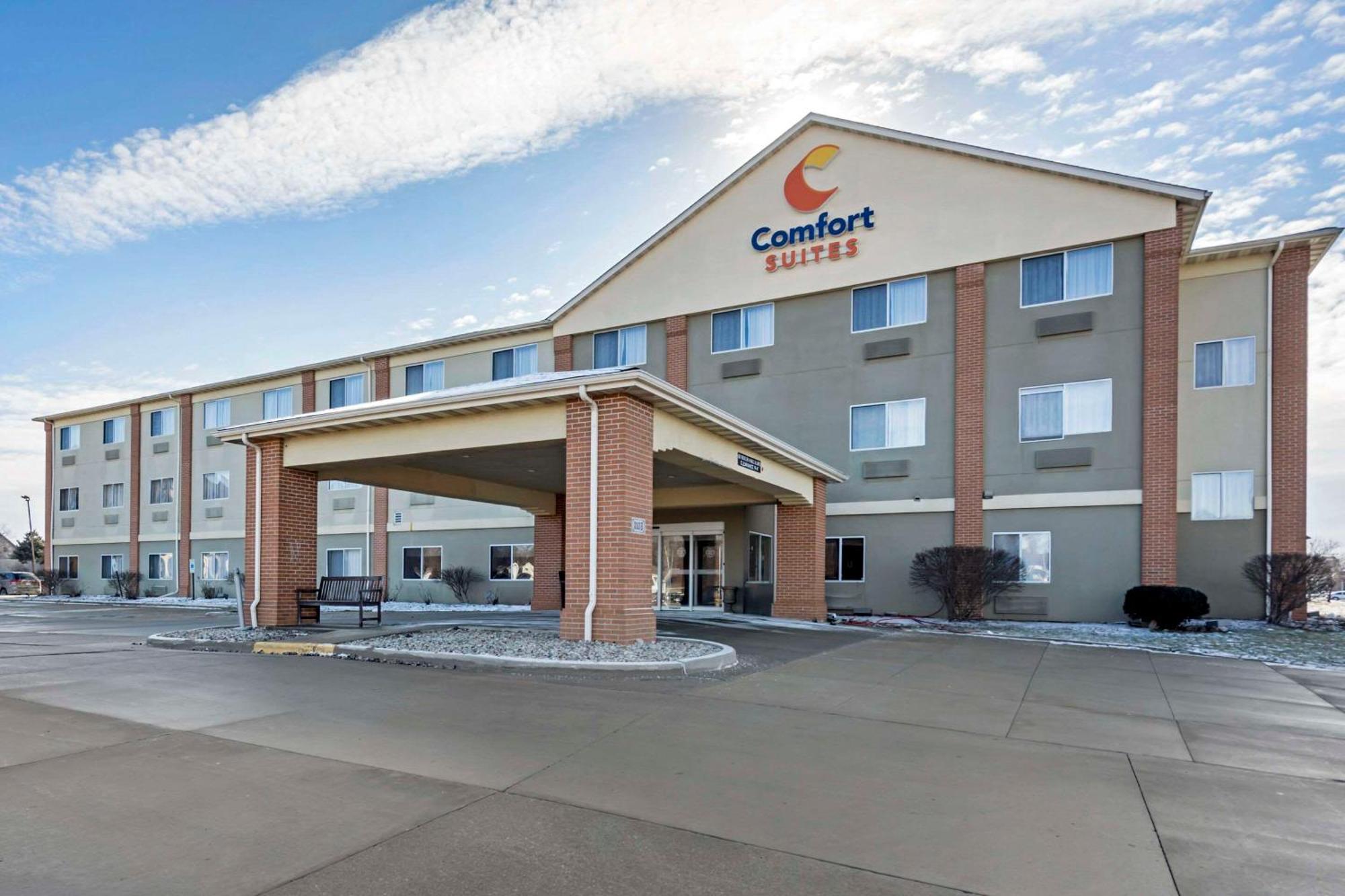 4 Golf Hotels Near McLean County Historical Society, Bloomington