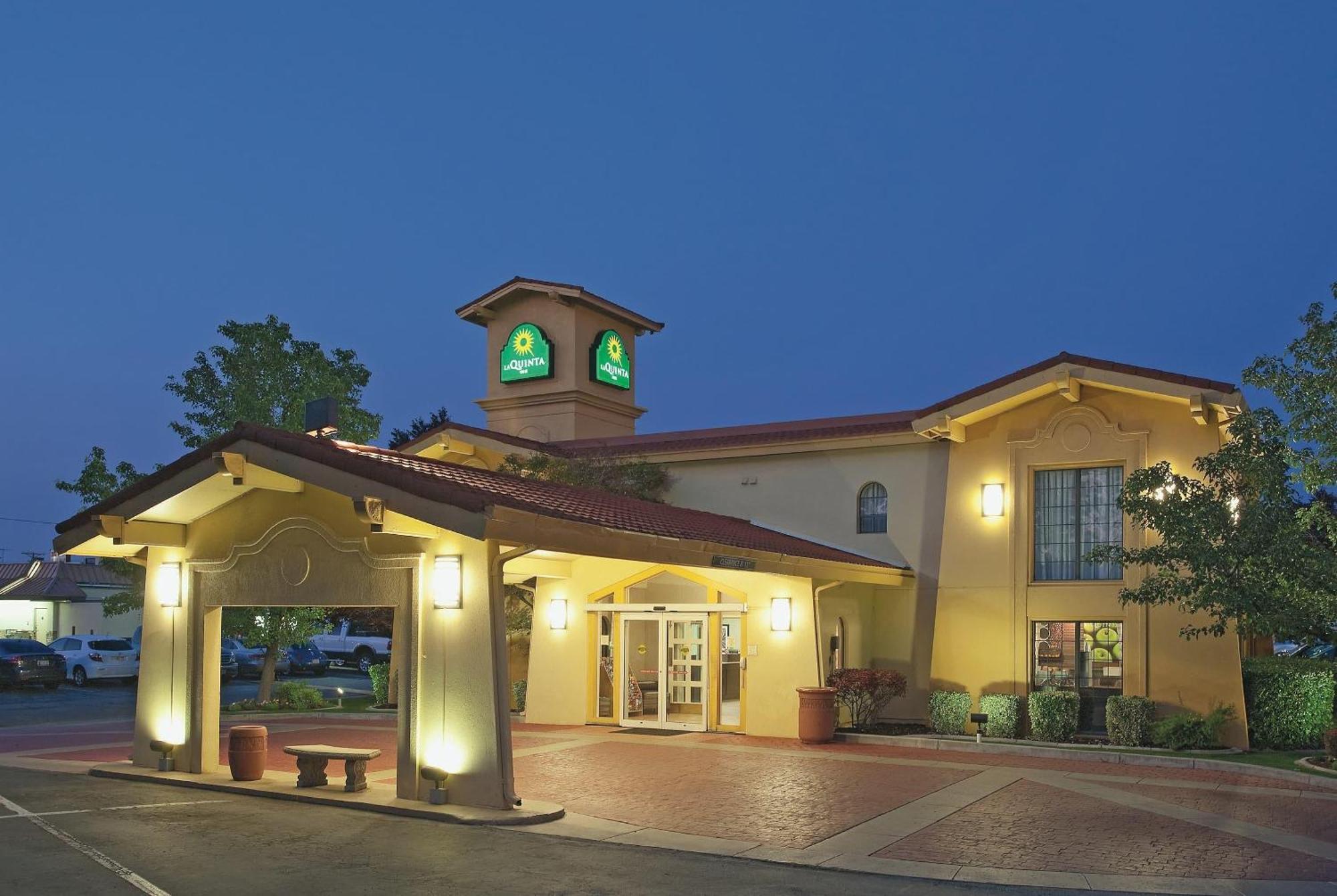 Staying Near Mill Creek Lanes: 4 Three-Star Hotels Compared